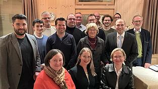 Die Kandidaten der Kumhausener CSU gemeinsam mit dem Kreisvorsitzenden Florian Oßner im Gasthaus Ecker. Die Kandidaten der Kumhausener CSU gemeinsam mit dem Kreisvorsitzenden Florian Oßner im Gasthaus Ecker.