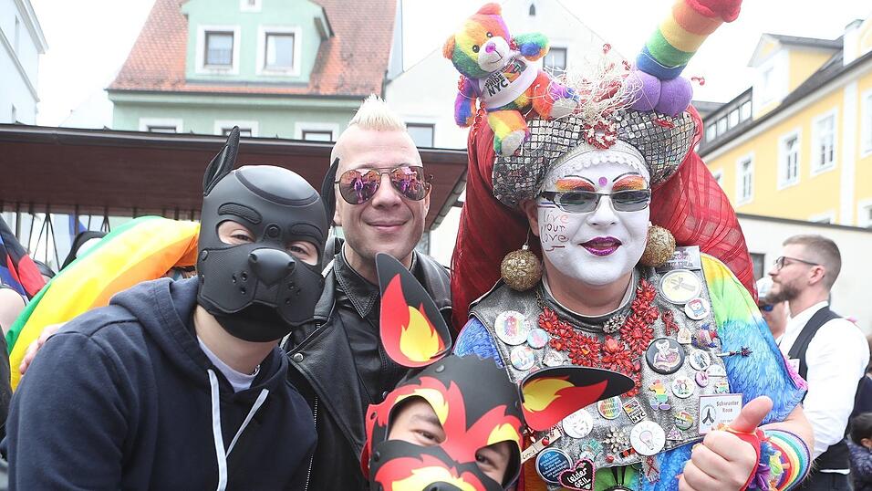 Knapp 2.000 Teilnehmer feierten am Samstag in Landhut den ersten Christopher-Street-Day Niederbayerns. Knapp 2.000 Teilnehmer feierten am Samstag in Landhut den ersten Christopher-Street-Day Niederbayerns.