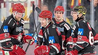 Punktesammler unter sich (von links): Stanislav Dietz (ein Assist), Dylan Plouffe (ein Tor, eine Vorlage), Doppelpacker Tobias Lindberg und „Goldhelm“ Tor Immo (ein Assist) bildeten auch gegen die Düsseldorfer EG ein starkes EVL-Quartett. Punktesammler unter sich (von links): Stanislav Dietz (ein Assist), Dylan Plouffe (ein Tor, eine Vorlage), Doppelpacker Tobias Lindberg und „Goldhelm“ Tor Immo (ein Assist) bildeten auch gegen die Düsseldorfer EG ein starkes EVL-Quartett.