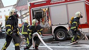 Das erste Löschfahrzeug traf schnell ein und legte die ersten Schläuche, die später eine Gesamtlänge von elf Kilometer erreichten. Das erste Löschfahrzeug traf schnell ein und legte die ersten Schläuche, die später eine Gesamtlänge von elf Kilometer erreichten.