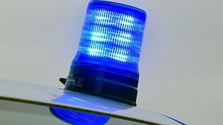 Die Polizei sucht nach zwei speziellen Zeugen, bittet aber auch um weitere Hinweise. (Symbolbild) Die Polizei sucht nach zwei speziellen Zeugen, bittet aber auch um weitere Hinweise. (Symbolbild)