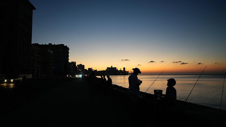 In der Hauptstadt Havanna haben nur 19 Prozent der Haushalte wieder Strom. In der Hauptstadt Havanna haben nur 19 Prozent der Haushalte wieder Strom.