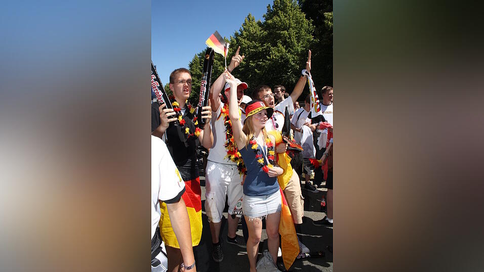 Christian Fertl war am Sonntag auf der Fanmeile in Berlin und erlebte dort das Achtelfinale gegen England auf Großleinwand. Christian Fertl war am Sonntag auf der Fanmeile in Berlin und erlebte dort das Achtelfinale gegen England auf Großleinwand.