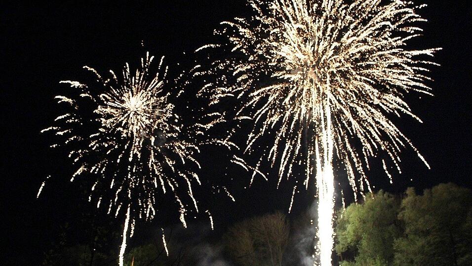 Die Frühjahrsdult 2017 in Landshut neigt sich dem Ende entgegen. Grund genug, noch einmal richtig in den Bierzelten zu feiern - abgerundet vom traditionellen Feuerwerk. Die Frühjahrsdult 2017 in Landshut neigt sich dem Ende entgegen. Grund genug, noch einmal richtig in den Bierzelten zu feiern - abgerundet vom traditionellen Feuerwerk.