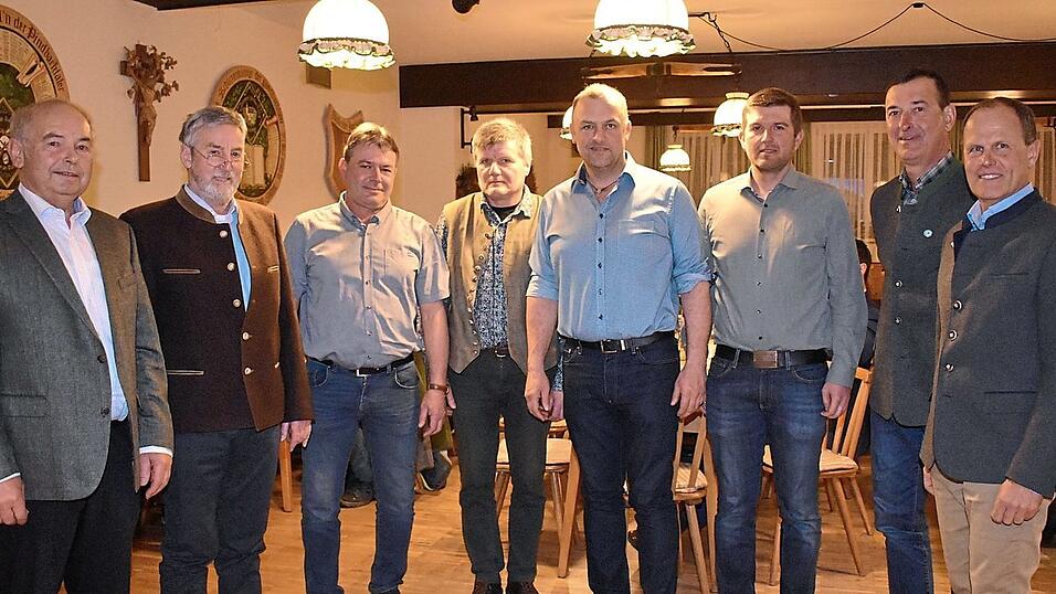 Die neue Vorstandschaft mit (v.r.) Leonhard Berger, Hubert Ertlmaier, Johannes Amberger, Gerhard Putz, Alois Hufnagel und Markus Zieglmaier sowie den verabschiedeten Anton Pfaller und Georg Huber. Die neue Vorstandschaft mit (v.r.) Leonhard Berger, Hubert Ertlmaier, Johannes Amberger, Gerhard Putz, Alois Hufnagel und Markus Zieglmaier sowie den verabschiedeten Anton Pfaller und Georg Huber.