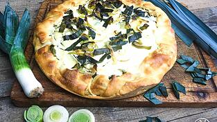 Die schnelle, einfache und leckere Lauch-Quiche ist ein ideales und nicht zu schweres Gericht für den Frühling. Die schnelle, einfache und leckere Lauch-Quiche ist ein ideales und nicht zu schweres Gericht für den Frühling.