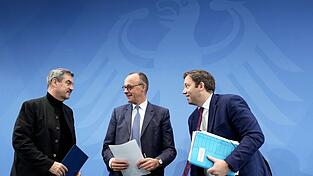 CDU-Chef Merz, SPD-Chef Klingbeil und CSU-Chef Söder loben am Morgen danach ihre eigenen Beschlüsse. CDU-Chef Merz, SPD-Chef Klingbeil und CSU-Chef Söder loben am Morgen danach ihre eigenen Beschlüsse.