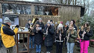 Die Hofmarkmusikanten trugen musikalisch zur Adventsstimmung bei. Die Hofmarkmusikanten trugen musikalisch zur Adventsstimmung bei.