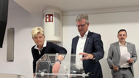 Losfee Andrea Engl und Bürgermeister Hans Schmalhofer beim Auslosen der Sitzverteilungen. Losfee Andrea Engl und Bürgermeister Hans Schmalhofer beim Auslosen der Sitzverteilungen.