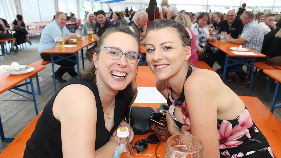 Zur Musik von Headless wurde ausgelassen gefeiert. Zur Musik von Headless wurde ausgelassen gefeiert.