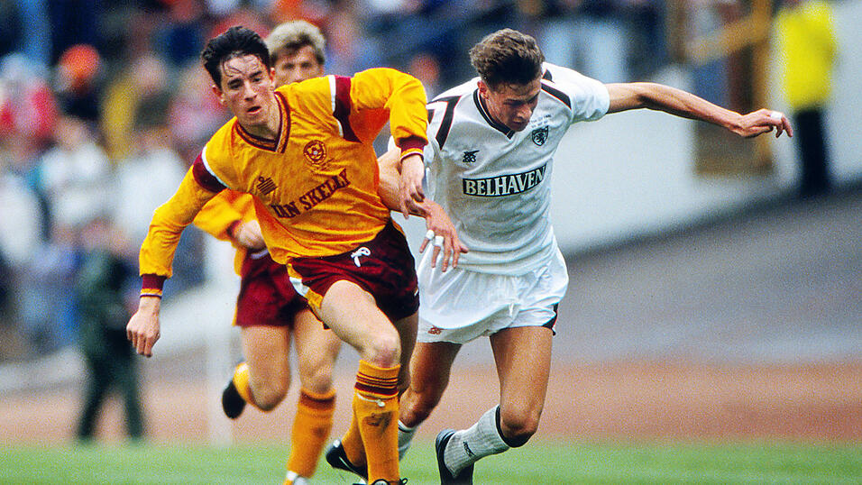 Dezember 2007: Phil O'Donnell (35) vom schottischen Erstligaklub FC Motherwell kollabiert während eines Ligaspiels gegen Dundee United. Nach kurzer Behandlung stirbt er im Rettungswagen auf dem Weg ins Krankenhaus an Herzversagen. Dezember 2007: Phil O'Donnell (35) vom schottischen Erstligaklub FC Motherwell kollabiert während eines Ligaspiels gegen Dundee United. Nach kurzer Behandlung stirbt er im Rettungswagen auf dem Weg ins Krankenhaus an Herzversagen.