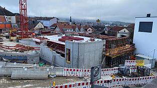 Die Parkhaus-Baustelle kurz vor der Winterpause. Wenn alles nach Plan läuft, soll die Parkgarage bis März 2026 fertiggestellt sein. Die Parkhaus-Baustelle kurz vor der Winterpause. Wenn alles nach Plan läuft, soll die Parkgarage bis März 2026 fertiggestellt sein.