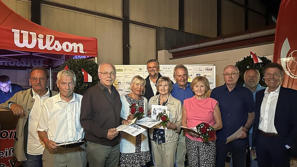 Ehrung langjähriger Sportclub-Mitglieder (erste Reihe v. l.): Vorsitzender Karl Dinzinger, Hans Schnell, Richard Pielmeier, Margit Gabler, Elisabeth Wimmer, Rosi Döschl, Bernhard Häusler, BTV-Präsident Helmut Schmidbauer und (zweite Reihe v. l.): BLSV-Kreisvorsitzender Klaus Bayer, Ludwig Döschl und Alois Häusler. Ehrung langjähriger Sportclub-Mitglieder (erste Reihe v. l.): Vorsitzender Karl Dinzinger, Hans Schnell, Richard Pielmeier, Margit Gabler, Elisabeth Wimmer, Rosi Döschl, Bernhard Häusler, BTV-Präsident Helmut Schmidbauer und (zweite Reihe v. l.): BLSV-Kreisvorsitzender Klaus Bayer, Ludwig Döschl und Alois Häusler.
