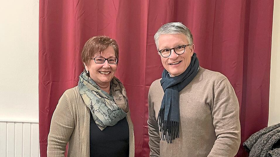 Zusammen mit Buchhändlerin Christine Koj präsentierte Bernd Schmelzer am Dienstagabend im Gsellnhaus sein neues Buch. Zusammen mit Buchhändlerin Christine Koj präsentierte Bernd Schmelzer am Dienstagabend im Gsellnhaus sein neues Buch.