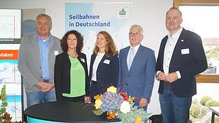 Ministerialdirektor Hubert Bittlmayer (2.v.r.) eröffnete zusammen mit Vorstandsmitgliedern des Verbandes eine Ausstellung, in der es viel zu fachsimpeln gab. Ministerialdirektor Hubert Bittlmayer (2.v.r.) eröffnete zusammen mit Vorstandsmitgliedern des Verbandes eine Ausstellung, in der es viel zu fachsimpeln gab.
