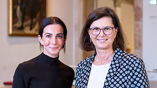 Landtagspräsidentin Ilse Aigner (r) zeigte sich begeistert von ihrer Praktikantin Lisa Müller. Landtagspräsidentin Ilse Aigner (r) zeigte sich begeistert von ihrer Praktikantin Lisa Müller.