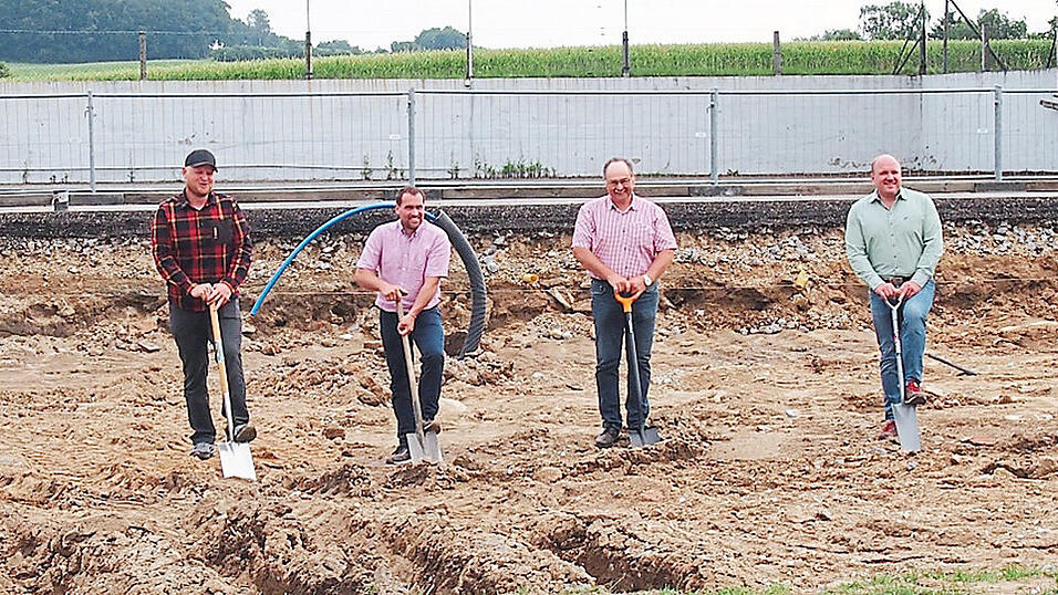 Günther Aumer (1. Vorstand EC Burgfalken), Maximilian Kienberger (Hoch- und Tiefbau Kienberger), Christian Blümel (Zimmerei Blümel), Bürgermeister Ludwig Ettl, 2. Bürgermeister Roland Keck, Matthias Piendl (1. Vorstand SV), von links. Günther Aumer (1. Vorstand EC Burgfalken), Maximilian Kienberger (Hoch- und Tiefbau Kienberger), Christian Blümel (Zimmerei Blümel), Bürgermeister Ludwig Ettl, 2. Bürgermeister Roland Keck, Matthias Piendl (1. Vorstand SV), von links.