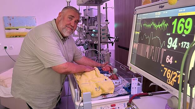 Eine Hand am Kopf, die andere am Rippenbogen. Seit 2018 macht Alexander Traub Musiktherapie speziell für Frühchen. Der Effekt bei den Zwillingen Leo und Liam ist schnell zu sehen. Eine Hand am Kopf, die andere am Rippenbogen. Seit 2018 macht Alexander Traub Musiktherapie speziell für Frühchen. Der Effekt bei den Zwillingen Leo und Liam ist schnell zu sehen.