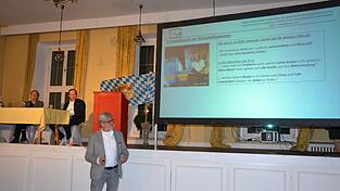 Hubert Hietl rekapitulierte „tausend Tage Widerstand“ der Bürgerinitiative gegen den in Stocka im Markt Rohr geplanten Logistikpark. Im Hintergrund die beiden BIA-Vorsitzenden Hans-Jürgen Thaus und Roland Weiß (v. l.). Hubert Hietl rekapitulierte „tausend Tage Widerstand“ der Bürgerinitiative gegen den in Stocka im Markt Rohr geplanten Logistikpark. Im Hintergrund die beiden BIA-Vorsitzenden Hans-Jürgen Thaus und Roland Weiß (v. l.).