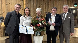 Die Präsidenten des Rotary Clubs Alexander Penzkofer und Regina Stoiber mit den Geehrten Rita und Christian Penzkofer nebst Laudator Dr. Karl Rabl F Die Präsidenten des Rotary Clubs Alexander Penzkofer und Regina Stoiber mit den Geehrten Rita und Christian Penzkofer nebst Laudator Dr. Karl Rabl F