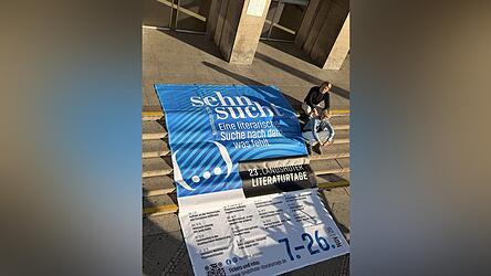Benedikt Schramm und Uta Spies mit dem größten Plakat der Landshuter Literaturtage - kurz bevor es am Landshuter Hauptbahnhof aufgespannt wurde. Benedikt Schramm und Uta Spies mit dem größten Plakat der Landshuter Literaturtage - kurz bevor es am Landshuter Hauptbahnhof aufgespannt wurde.