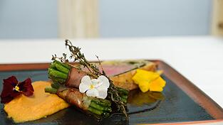 Enis Topalovic, Küchenchef Vom Wirtshaus 'Zum Geiss', empfiehlt zu Weihnachten ein Rinderfilet nach Wellington-Art mit Zimt-Süßkartoffelcreme und Prinzessbohnen im Speckmantel mit Kirschglühbiersoße. Enis Topalovic, Küchenchef Vom Wirtshaus 'Zum Geiss', empfiehlt zu Weihnachten ein Rinderfilet nach Wellington-Art mit Zimt-Süßkartoffelcreme und Prinzessbohnen im Speckmantel mit Kirschglühbiersoße.