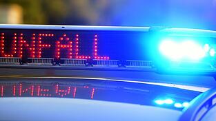 An beiden Fahrzeugen entstand laut Polizei Totalschaden. (Symbolbild) An beiden Fahrzeugen entstand laut Polizei Totalschaden. (Symbolbild)