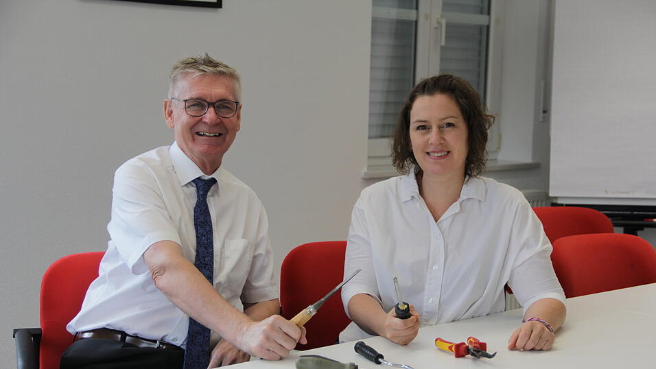 Seniorenbeauftragter Fritz Gößwein und Büchereileiterin Angie Pfligl suchen Ehrenamtliche für geplantes Reparatur-Café, dessen Eröffnung für Ende Oktober in den Räumlichkeiten der Bücherei angedacht ist. Seniorenbeauftragter Fritz Gößwein und Büchereileiterin Angie Pfligl suchen Ehrenamtliche für geplantes Reparatur-Café, dessen Eröffnung für Ende Oktober in den Räumlichkeiten der Bücherei angedacht ist.