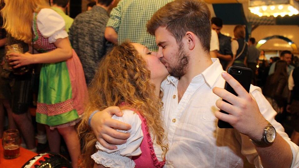 Die Frühjahrsdult 2017 in Landshut neigt sich dem Ende entgegen. Grund genug, noch einmal richtig in den Bierzelten zu feiern - abgerundet vom traditionellen Feuerwerk. Die Frühjahrsdult 2017 in Landshut neigt sich dem Ende entgegen. Grund genug, noch einmal richtig in den Bierzelten zu feiern - abgerundet vom traditionellen Feuerwerk.