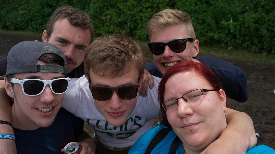 Auf dem Campingplatz lassen es die Pfingst-Open-Air-Besucher richtig krachen, aufgenommen von Regina Hölzel am Freitag. Auf dem Campingplatz lassen es die Pfingst-Open-Air-Besucher richtig krachen, aufgenommen von Regina Hölzel am Freitag.