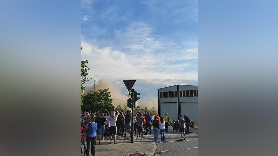 Rumms! Nachdem die Sprengladungen gezündet wurden, legte sich das alte Gebäude um und erzeugte eine große Staubwolke. Rumms! Nachdem die Sprengladungen gezündet wurden, legte sich das alte Gebäude um und erzeugte eine große Staubwolke.