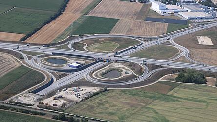 Die B 15 neu endet momentan an der A92. Anfang 2027 erwartet das Bauamt den Planfeststellungsbeschluss für den Weiterbau. Die B 15 neu endet momentan an der A92. Anfang 2027 erwartet das Bauamt den Planfeststellungsbeschluss für den Weiterbau.