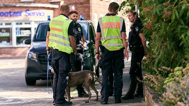 Zahlreiche Einsatzkräfte und auch Hunde waren an der Suche beteiligt. Zahlreiche Einsatzkräfte und auch Hunde waren an der Suche beteiligt.