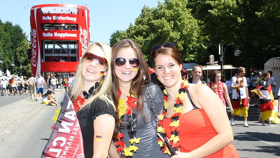 Christian Fertl war am Sonntag auf der Fanmeile in Berlin und erlebte dort das Achtelfinale gegen England auf Großleinwand. Christian Fertl war am Sonntag auf der Fanmeile in Berlin und erlebte dort das Achtelfinale gegen England auf Großleinwand.