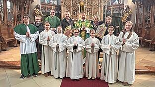 Stadtpfarrer Hermann Höllmüller mit dem neuen Diakon und den neu entsendeten Katechisten beim Empfang im Münster St. Johannes. Stadtpfarrer Hermann Höllmüller mit dem neuen Diakon und den neu entsendeten Katechisten beim Empfang im Münster St. Johannes.