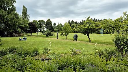 Eine Impression aus dem privaten Garten Oblaks. Ein Teil der Skulpturen ist künftig im Stadtpark zu bestaunen. Eine Impression aus dem privaten Garten Oblaks. Ein Teil der Skulpturen ist künftig im Stadtpark zu bestaunen.