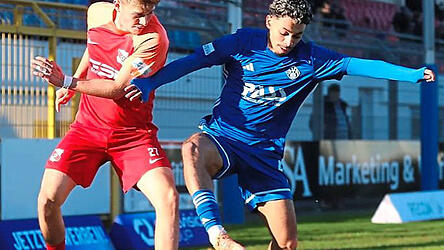 Lange zittern müssen die Hankofener - hier Abwehrspiele Lennard Stockinger (l.) - in Aschaffenburg. Am Ende siegen sie glücklich mit 1:0. Lange zittern müssen die Hankofener - hier Abwehrspiele Lennard Stockinger (l.) - in Aschaffenburg. Am Ende siegen sie glücklich mit 1:0.