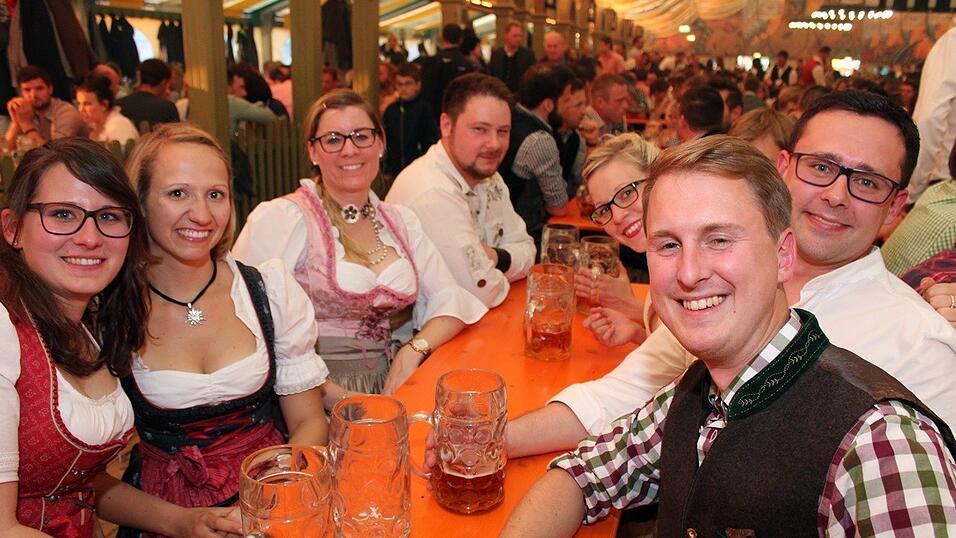 Die Frühjahrsdult 2017 in Landshut neigt sich dem Ende entgegen. Grund genug, noch einmal richtig in den Bierzelten zu feiern - abgerundet vom traditionellen Feuerwerk. Die Frühjahrsdult 2017 in Landshut neigt sich dem Ende entgegen. Grund genug, noch einmal richtig in den Bierzelten zu feiern - abgerundet vom traditionellen Feuerwerk.