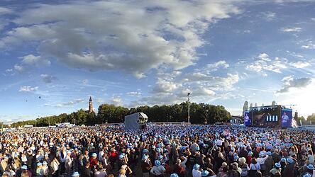 Über 40.000 Menschen sind am Freitag und Samstag an den Hagen gekommen, um gemeinsam die Musik von Bayern 1 und Bayern 3 zu genießen. Über 40.000 Menschen sind am Freitag und Samstag an den Hagen gekommen, um gemeinsam die Musik von Bayern 1 und Bayern 3 zu genießen.