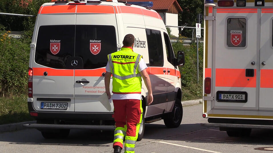 Magen-Darm-Infekt an Bord einer Donau-Kreuzfahrt! Etwa 120 Gäste waren von Ungarn aus mit dem Schiff nach Passau gestartet. Dort mussten letztlich 13 Passagiere ärztlich versorgt werden. Magen-Darm-Infekt an Bord einer Donau-Kreuzfahrt! Etwa 120 Gäste waren von Ungarn aus mit dem Schiff nach Passau gestartet. Dort mussten letztlich 13 Passagiere ärztlich versorgt werden.