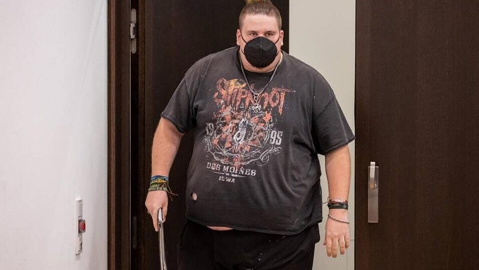 Der wegen Körperverletzung angeklagte YouTuber 'Drachenlord' vor Gericht. Der wegen Körperverletzung angeklagte YouTuber 'Drachenlord' vor Gericht.