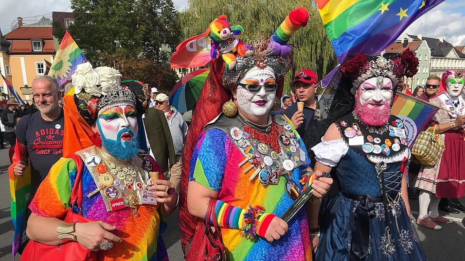 Knapp 2.000 Teilnehmer feierten am Samstag in Landhut den ersten Christopher-Street-Day Niederbayerns. Knapp 2.000 Teilnehmer feierten am Samstag in Landhut den ersten Christopher-Street-Day Niederbayerns.