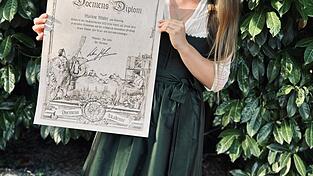 Marlene Müller mit ihrem Diplom. Marlene Müller mit ihrem Diplom.