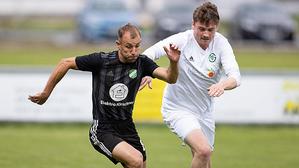 Der Aufhausener Routinier Moritz Mittermeier (vorne) spielt seit der Saison 2018/2019 wieder beim SC Aufhausen und ist für den Kreisligisten wichtig wie eh und je. Der Aufhausener Routinier Moritz Mittermeier (vorne) spielt seit der Saison 2018/2019 wieder beim SC Aufhausen und ist für den Kreisligisten wichtig wie eh und je.