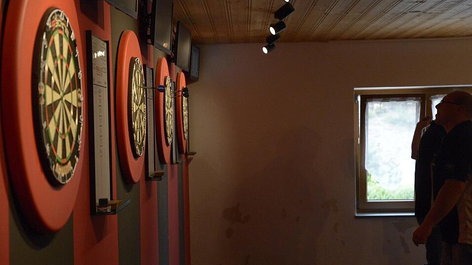 Ruhige Hand, kühler Kopf - beim Darts kommt es nicht nur auf das Werfen an. Ruhige Hand, kühler Kopf - beim Darts kommt es nicht nur auf das Werfen an.