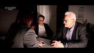 Die Kommissare Moser und Mösenbichler bei der Zeugenbefragung von Groupie „Tina“. Die Kommissare Moser und Mösenbichler bei der Zeugenbefragung von Groupie „Tina“.