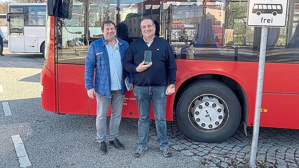 Busfahrer Rudolf Blimminger (rechts) und Martin Grübe von der RBO sehen in der App eine deutliche Verbesserung im Fahrbetrieb. Busfahrer Rudolf Blimminger (rechts) und Martin Grübe von der RBO sehen in der App eine deutliche Verbesserung im Fahrbetrieb.