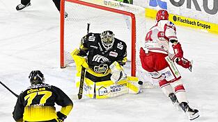 Zu seltener Anblick: Der EV Landshut zeigt gegen Krefeld immer wieder gute Ansätze, lässt aber die Konstanz völlig vermissen. Wirklich Druck machen Tobias Lindberg (rechts) und Co. den Pinguinen so nicht. Bleibt’s auch am Dienstag dabei, ist die Saison wohl beendet. Zu seltener Anblick: Der EV Landshut zeigt gegen Krefeld immer wieder gute Ansätze, lässt aber die Konstanz völlig vermissen. Wirklich Druck machen Tobias Lindberg (rechts) und Co. den Pinguinen so nicht. Bleibt’s auch am Dienstag dabei, ist die Saison wohl beendet.