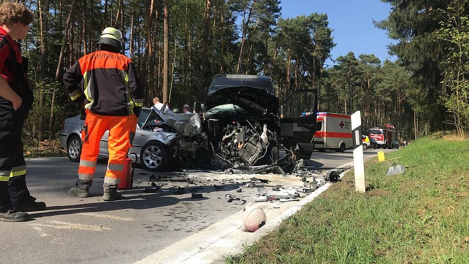 Die Fahrzeuge krachten wohl frontal ineinander. Die Fahrzeuge krachten wohl frontal ineinander.