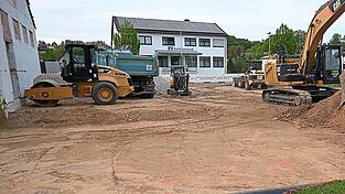 Der Nebentrakt des Aiglsbacher Feuerwehrhauses ist abgerissen und das Gelände vorbereitet. Der Neubau kann nun beginnen. Der Nebentrakt des Aiglsbacher Feuerwehrhauses ist abgerissen und das Gelände vorbereitet. Der Neubau kann nun beginnen.
